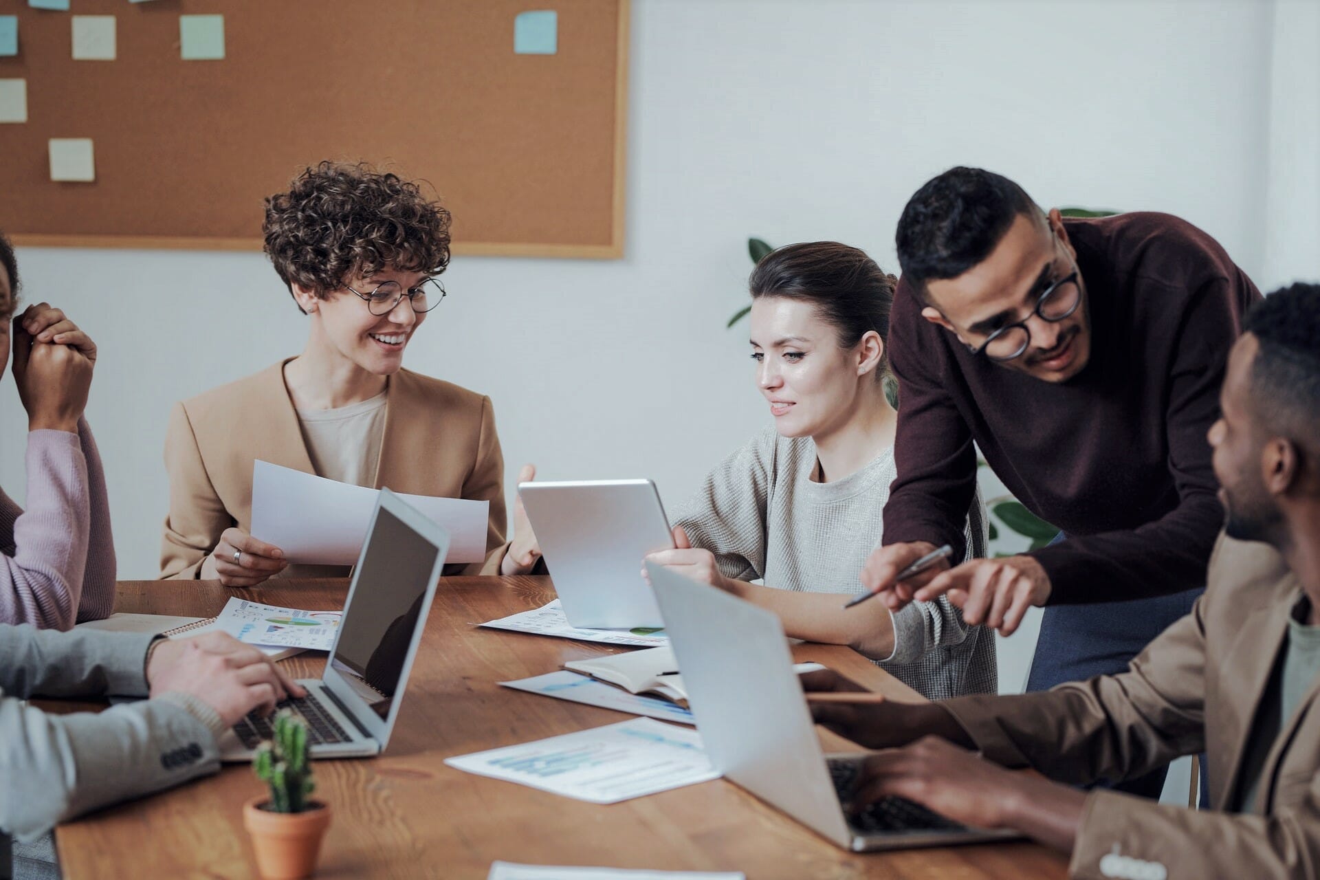 Colegas de trabalho devem saber como cuidar da saúde mental dos seus pares